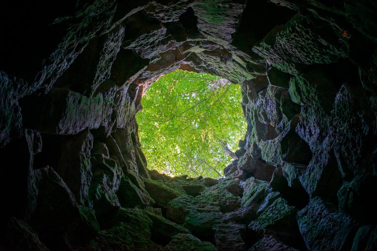 Justiça nega indenização a homem que caiu em poço em parque público