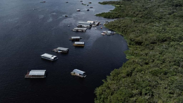 MPAM cobra fiscalização da Capitania dos Portos sobre flutuantes no Tarumã-Açu