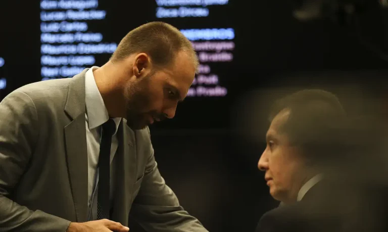 Moraes manda DPU assumir a defesa de Eduardo Bolsonaro no STF