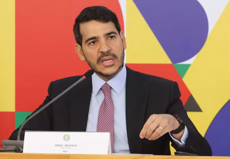 Lula sinaliza nomeação de Jorge Messias ao STF apesar de pressão por Pacheco