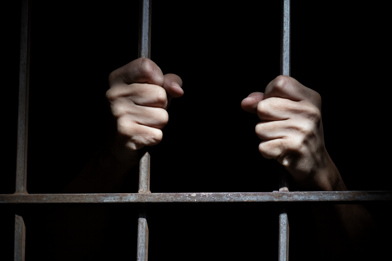 Homem é condenado por matar o próprio pai de forma cruel