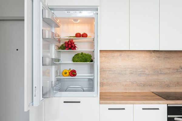 Empresa varejista é condenada a realizar troca de refrigerador entregue com defeito a consumidor