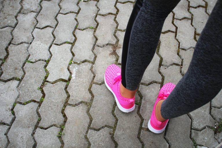 Justiça proíbe posto de exigir que mulher trabalhe de legging