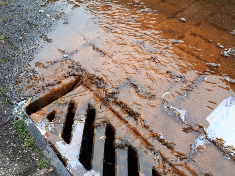 Alegação de vazamento de esgoto exige prova de dano para fins de responsabilidade civil, decide Justiça