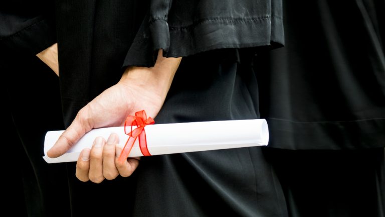 IES que falha em apurar suspeita de fraude em certificado não pode negar colação de grau a aluno