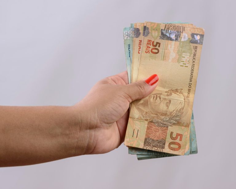 Servidora não consegue ampliar adicional por cargo comissionado após atingir limite legal