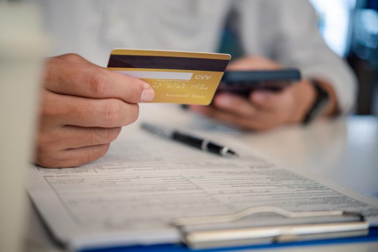 Falha na transparência: Justiça declara inválido cartão consignado do C6 e impõe indenização de R$ 5 mil