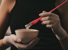 Rede de restaurantes e hotéis é condenada por discriminar garçonete que pintou cabelo de ruivo