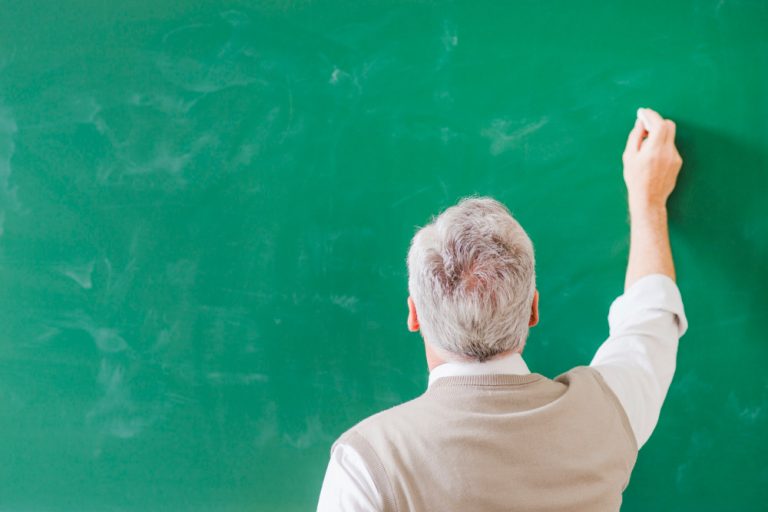 Nova PEC amplia exceções à vedação de acumulação remunerada de cargos públicos para professores