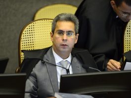 Obrigação coletiva imposta ao Estado por sentença definitiva independe de reexame para ser executada