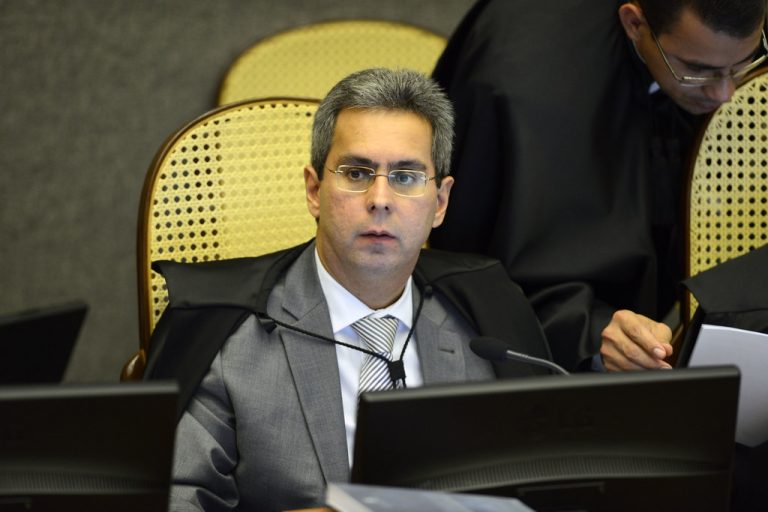 Obrigação coletiva imposta ao Estado por sentença definitiva independe de reexame para ser executada