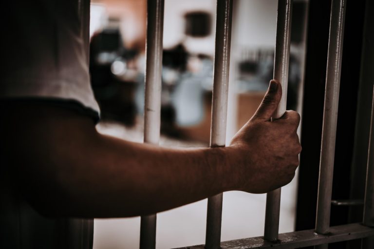 STJ decide que posar para foto com celular na prisão não configura falta grave