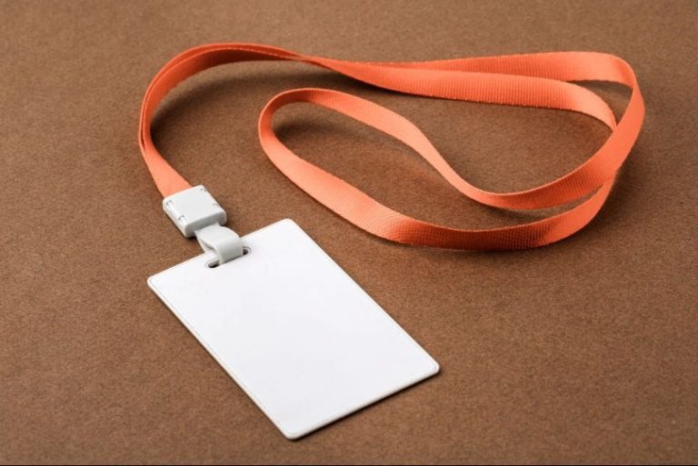 Empacotadora que não era identificada pelo nome social deve ser indenizada por supermercado