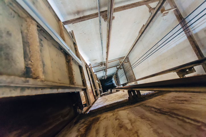 Pais de trabalhador esmagado por elevador conseguem aumentar indenização