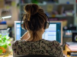 TRT-SC confirma direito a home office para bancária com autismo