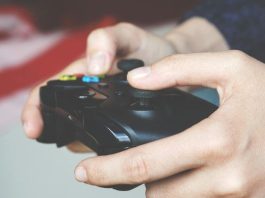 Justiça condena assistência técnica que reteve videogame de cliente por anos