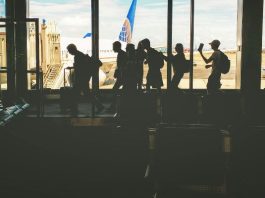 Justiça condena companhia aérea a indenizar cliente por atraso de dois dias em viagem