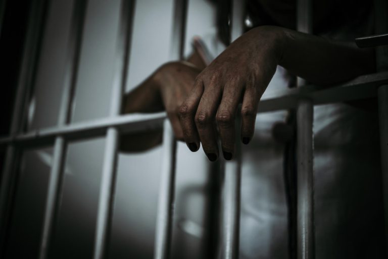 Representação pela Defensoria comprova pobreza e afasta reparação do dano para indulto