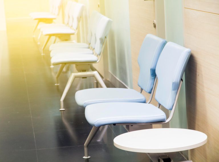 DF deve indenizar acompanhante que sofreu acidente em cadeira de hospital