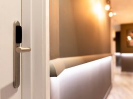 Hotel indenizará hóspede que sofreu fraturas após porta de banheiro se desprender