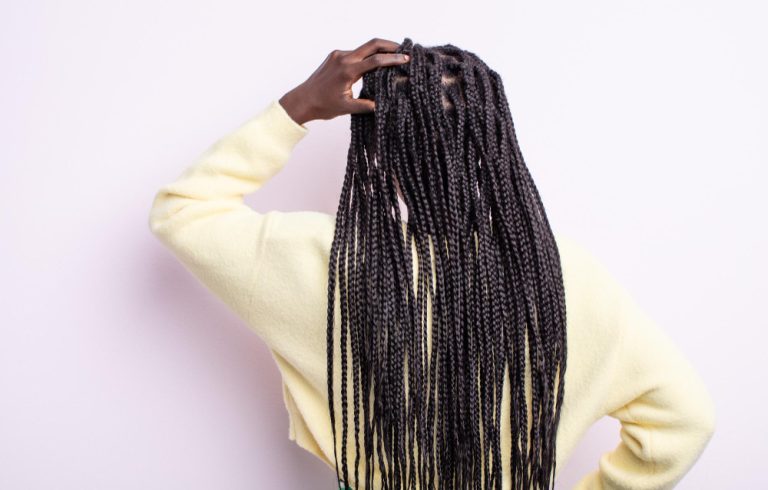 Juiz condena empresa por demitir trabalhadora em razão de tranças afro