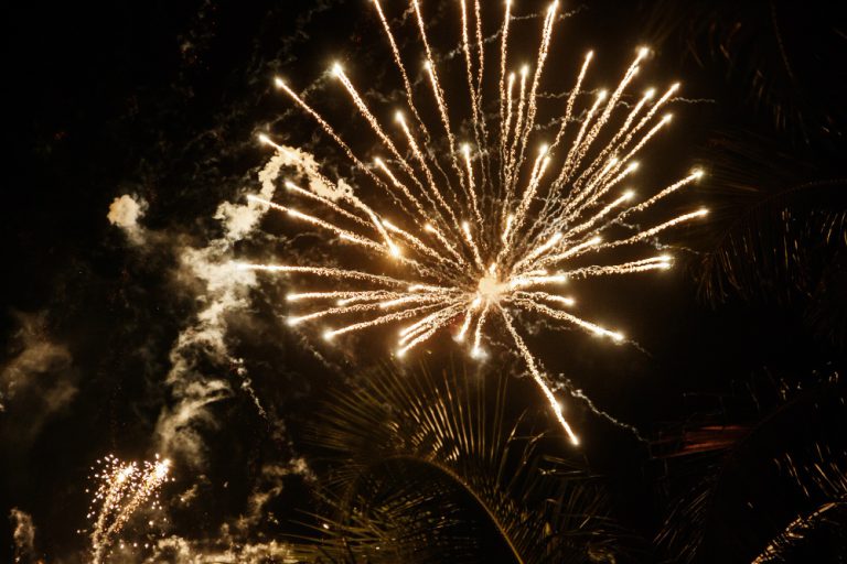 Casal será indenizado em R$ 40 mil após ser atingido por fogos de artifício durante festa política