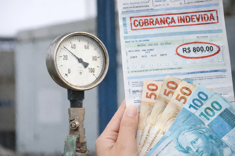 Cobrança na fatura de água por mais de uma casa em única residência gera dano moral no Amazonas