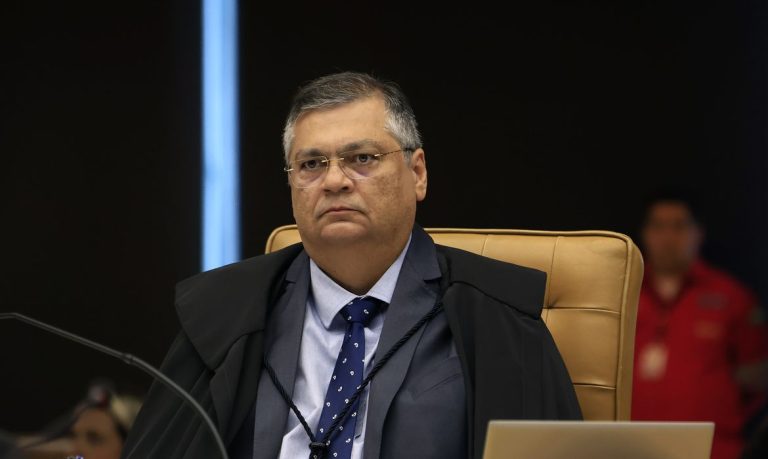 Ministro proíbe repasse de emendas para Eduardo Bolsonaro e Ramagem