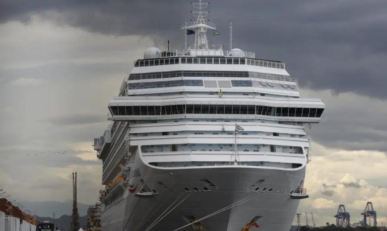 Operadora de cruzeiros deve indenizar ‘bar boy’ por exigir exame de HIV na admissão