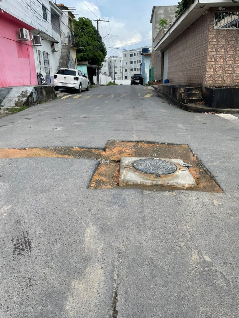Motorista será indenizada após sofrer danos ao desviar de buraco deixado por obra inacabada em Manaus