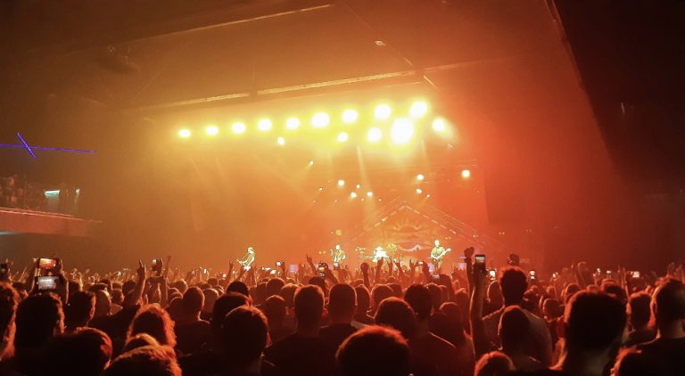 Justiça determina indenização a consumidores que perderam show por erro no aplicativo de ingressos