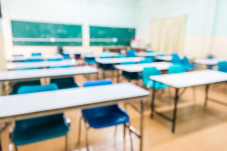 Escola é condenada por negativar indevidamente nome de mãe de aluno após cobrar taxa escolar