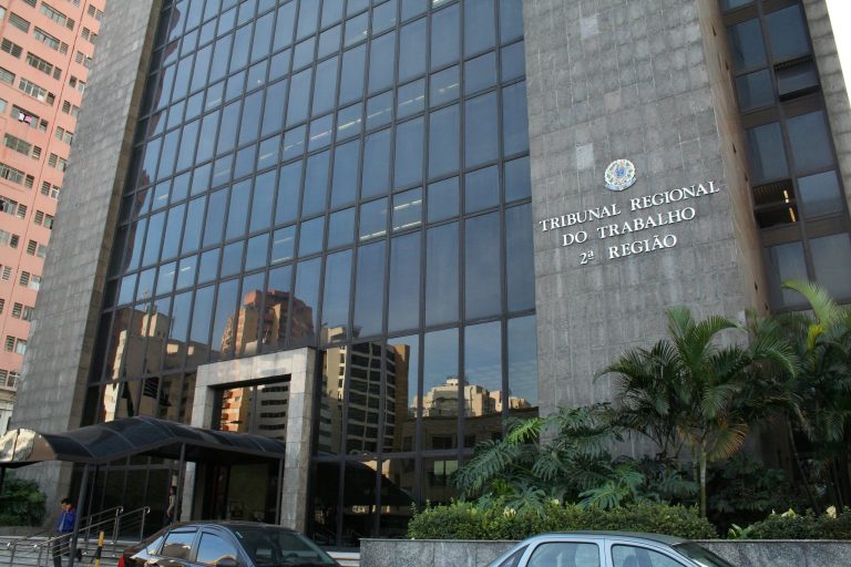 Falta de socorro a trabalhadora grávida implica dano moral indenizável pelo empregador