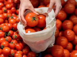 Mulher que escorregou em tomate dentro de mercado receberá danos morais e materiais
