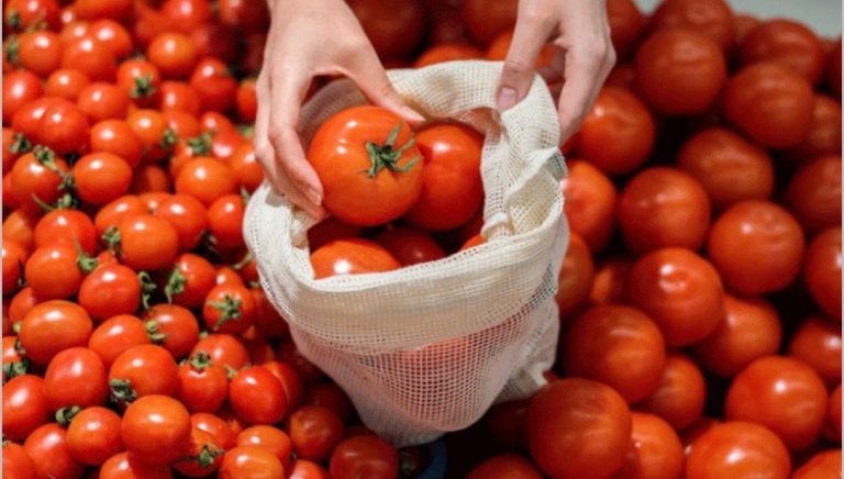 Queda com tomate: Justiça manda supermercado indenizar consumidor após constrangimento