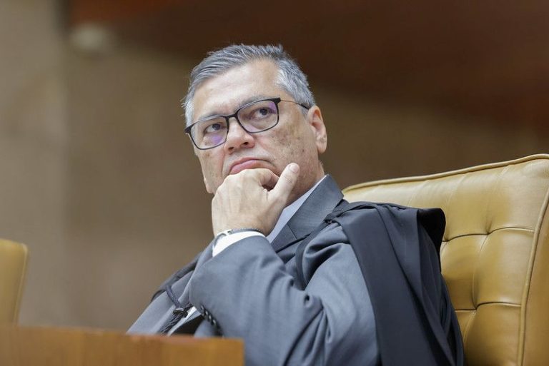 Dino pede que Câmara explique viagem de Mário Frias ao exterior