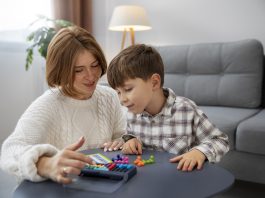 TRT-11 garante, em liminar, redução de jornada a empregada pública responsável por dependente com TEA