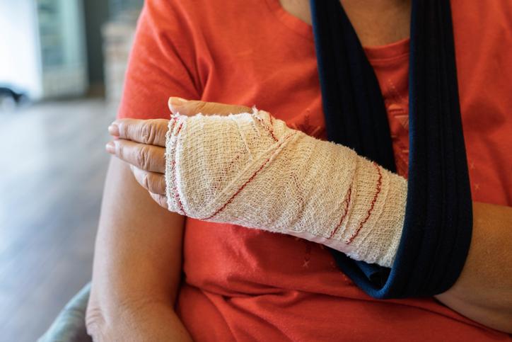 Recusa a transferência não afasta direito de secretária à estabilidade por acidente