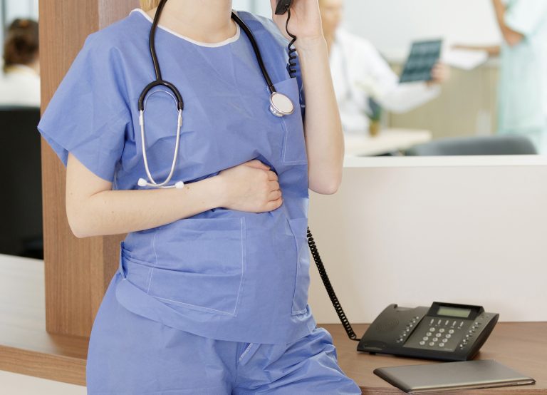 Enfermeira que teve contratação cancelada após informar gravidez deve ser indenizada