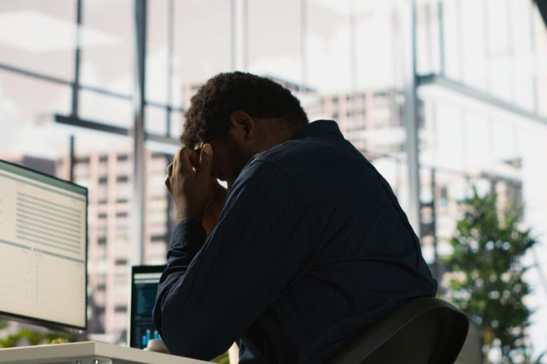 Empresa é condenada a indenizar vendedor por burnout e por dispensa discriminatória