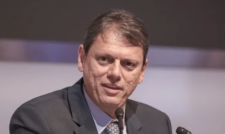 Moraes autoriza Tarcísio a visitar Bolsonaro na prisão na quinta-feira