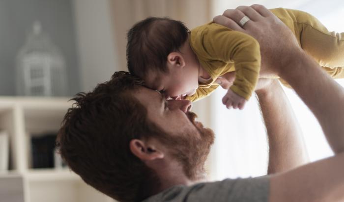 INSS deve conceder salário-maternidade a pai de bebê cuja mãe faleceu após o parto