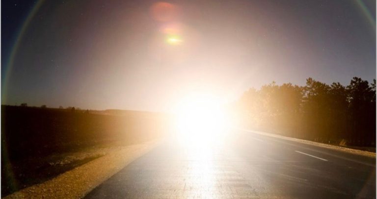 Ofuscamento de condutor por farol de terceiro, sem prova, não isenta culpa em acidente