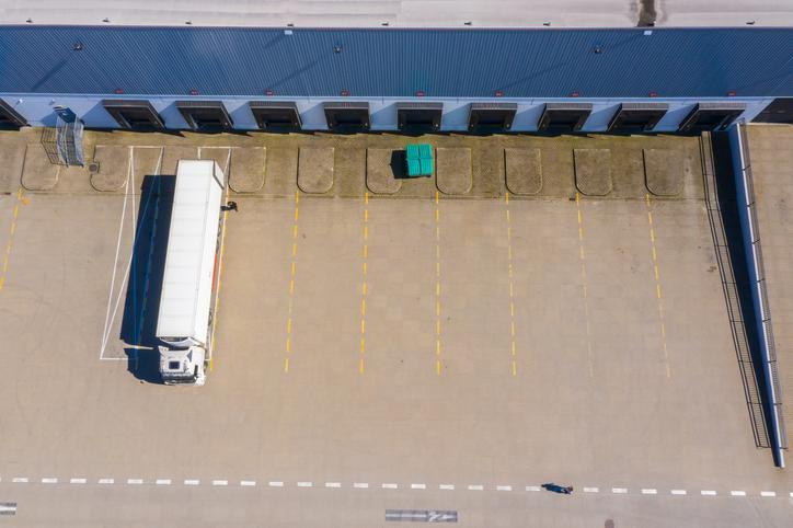 Fábrica de laticínios não é responsável por parcelas devidas a ajudante de transportadora contratada