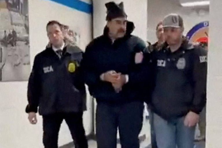 Justiça dos EUA notifica acusações de narcoterrorismo contra Nicolás Maduro em tribunal de Nova York
