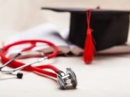 Ausente prova de abuso, é inviável a intervenção judicial na revalidação de diploma médico estrangeiro