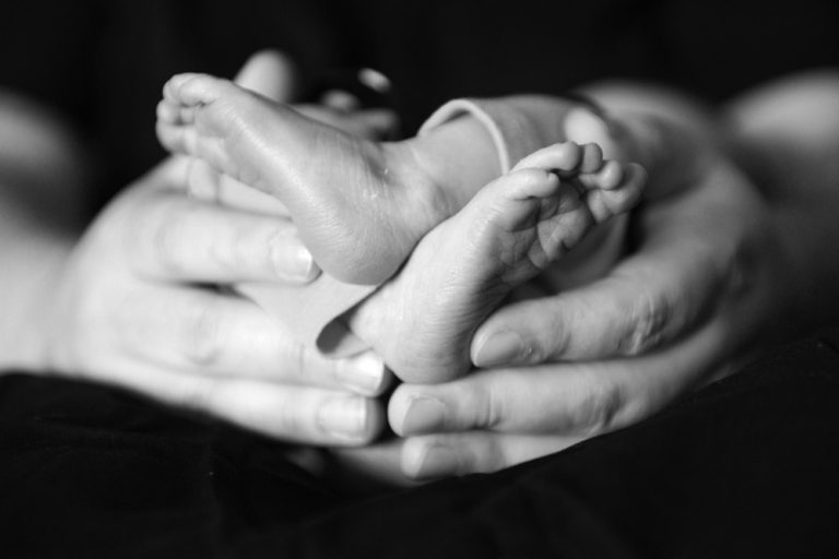 Mãe deve ser indenizada por demora em liberação de corpo de bebê