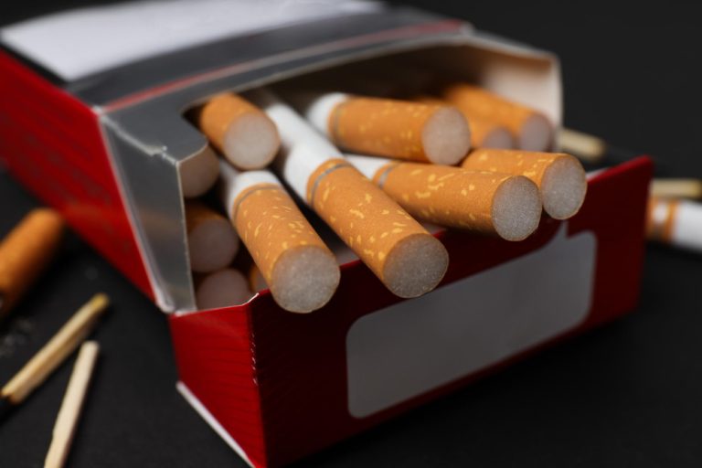Projeto tipifica crimes de falsificação e de comercialização ilícita de cigarros