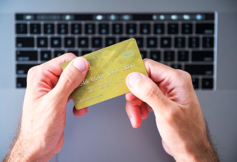 Compra contestada com uso de chip e senha não gera indenização sem prova de falha do banco