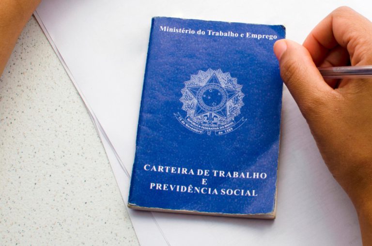 TRT-21 reverte justa causa de doméstica que iniciou cumprimento do aviso prévio
